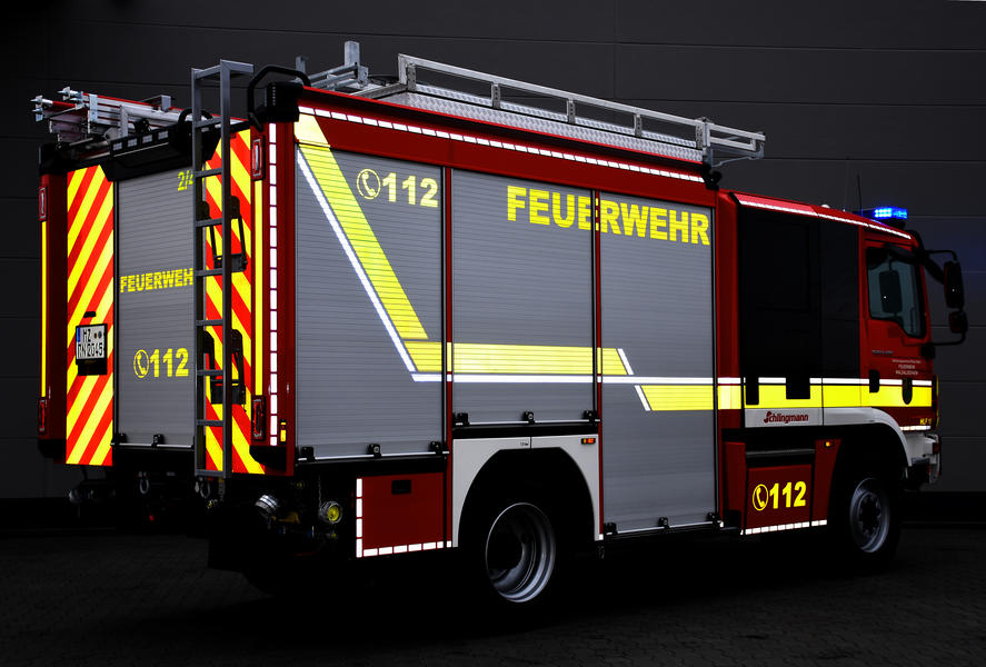 Warnbeklebung mittels Warnmarkierung nach DIN 14502-3 in rot/gelb steigern mit Kontrumarkierung die Einsatzsicherheit bei Nacht erheblich und sind deshalb neuer Bestandteil der Norm für Feuerwehreinsatzfahrzeuge.