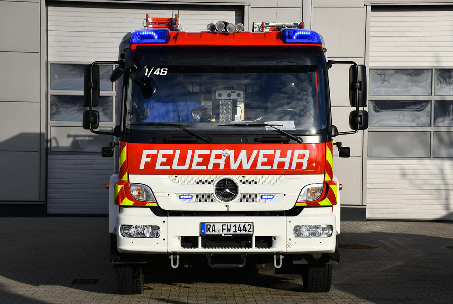 Der Schriftzug "Feuerwehr" in retroreflektierend Folie gehört zur Anforderung an ein Feuerwehrfahrzeug gem. DIN 14502-3